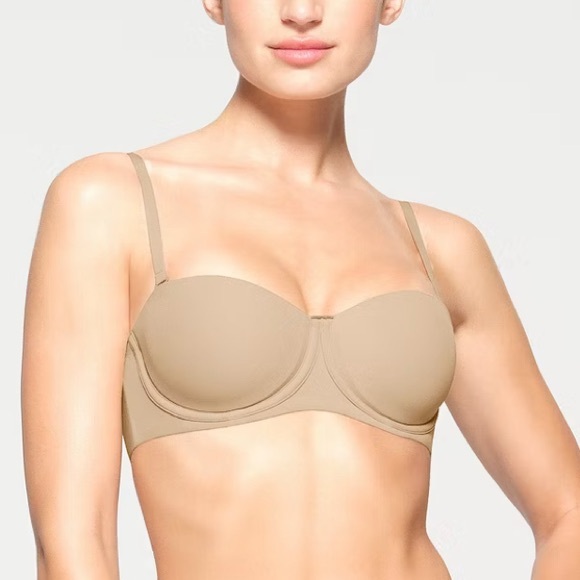 SKIMS Fits Everybody Strapless Bra Clay - Picture 10 of 11